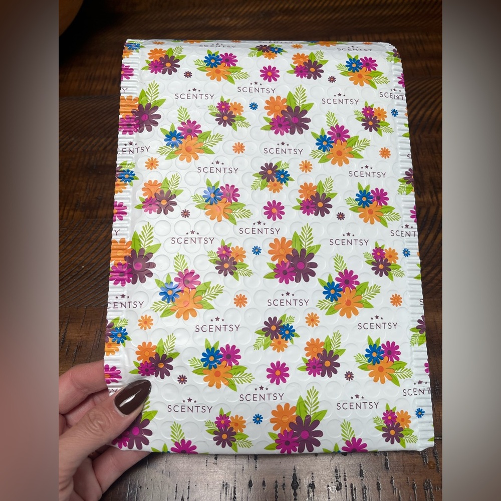 ✨Scentsy Multicolor Floral Bubble Mailer✨